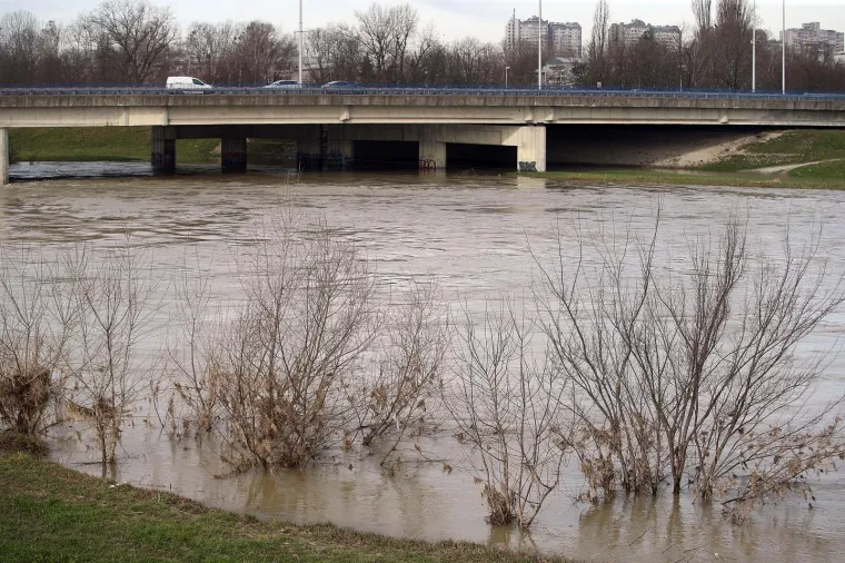 Zbog topljenja snijega rijeka Sava se počela izlijevati iz korita. Prema podacima Hrvatskih voda, vodostaj Save u zagrebačkom dijelu njezina toka iznosi 241 centimetar, &scaron;to se svrstava u pripremno stanje za mjere obrane od poplave.