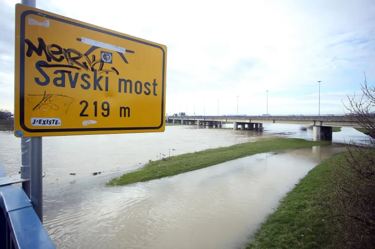 Zbog topljenja snijega rijeka Sava se počela izlijevati iz korita. Prema podacima Hrvatskih voda, vodostaj Save u zagrebačkom dijelu njezina toka iznosi 241 centimetar, &scaron;to se svrstava u pripremno stanje za mjere obrane od poplave.