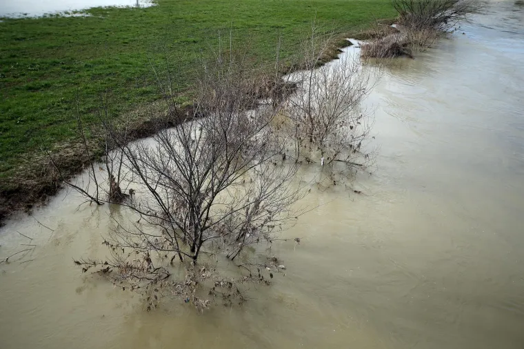 Zbog topljenja snijega rijeka Sava se počela izlijevati iz korita. Prema podacima Hrvatskih voda, vodostaj Save u zagrebačkom dijelu njezina toka iznosi 241 centimetar, &scaron;to se svrstava u pripremno stanje za mjere obrane od poplave.