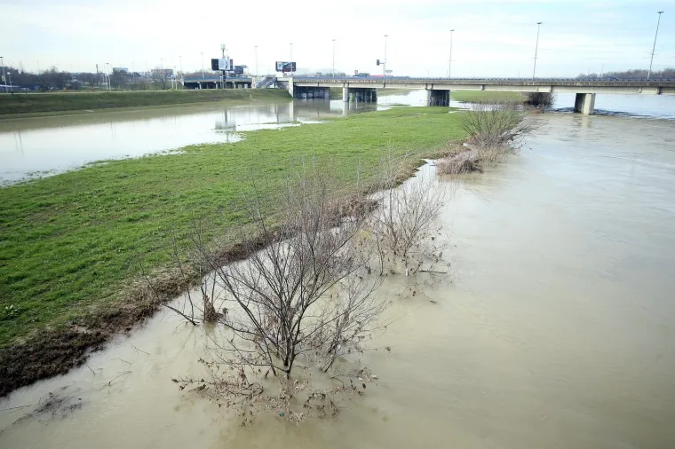 Zbog topljenja snijega rijeka Sava se počela izlijevati iz korita. Prema podacima Hrvatskih voda, vodostaj Save u zagrebačkom dijelu njezina toka iznosi 241 centimetar, &scaron;to se svrstava u pripremno stanje za mjere obrane od poplave.