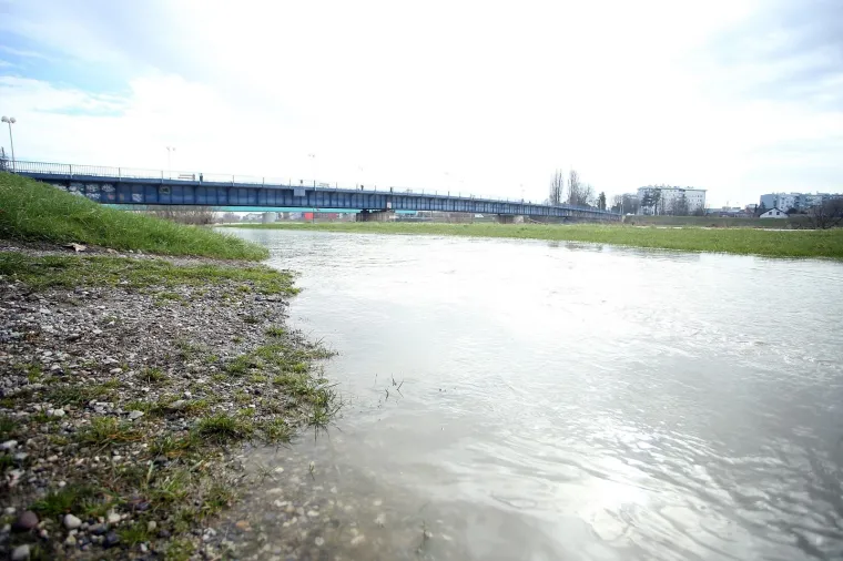 Zbog topljenja snijega rijeka Sava se počela izlijevati iz korita. Prema podacima Hrvatskih voda, vodostaj Save u zagrebačkom dijelu njezina toka iznosi 241 centimetar, &scaron;to se svrstava u pripremno stanje za mjere obrane od poplave.