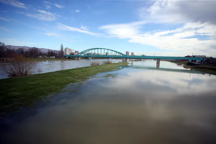 Zbog topljenja snijega rijeka Sava se počela izlijevati iz korita. Prema podacima Hrvatskih voda, vodostaj Save u zagrebačkom dijelu njezina toka iznosi 241 centimetar, &scaron;to se svrstava u pripremno stanje za mjere obrane od poplave.