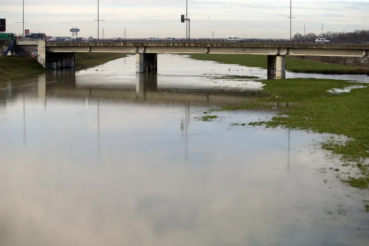 Zbog topljenja snijega rijeka Sava se počela izlijevati iz korita. Prema podacima Hrvatskih voda, vodostaj Save u zagrebačkom dijelu njezina toka iznosi 241 centimetar, &scaron;to se svrstava u pripremno stanje za mjere obrane od poplave.