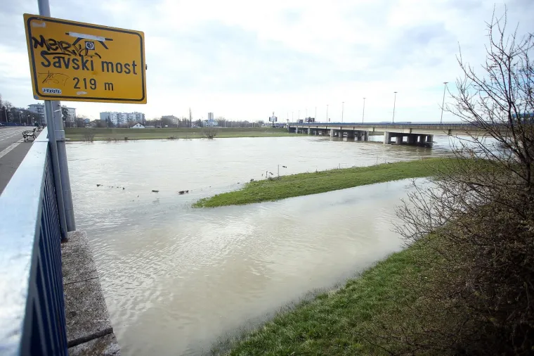 Sava se izlila iz korita zbog naglog zatopljenja: vodostaj u pripremnom stanju