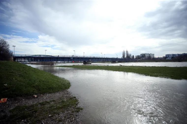 Sava se izlila iz korita zbog naglog zatopljenja: vodostaj u pripremnom stanju