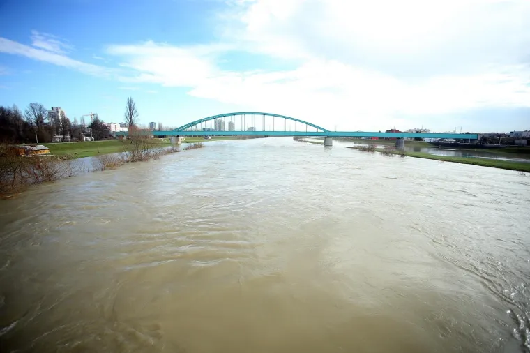 Zbog topljenja snijega rijeka Sava se počela izlijevati iz korita. Prema podacima Hrvatskih voda, vodostaj Save u zagrebačkom dijelu njezina toka iznosi 241 centimetar, &scaron;to se svrstava u pripremno stanje za mjere obrane od poplave.