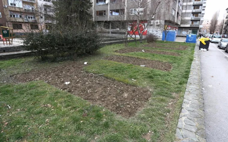 U sredi&scaron;tu Zagreba netko od stanara održava zelenu povr&scaron;inu tako da tvori natpis 'TITO'