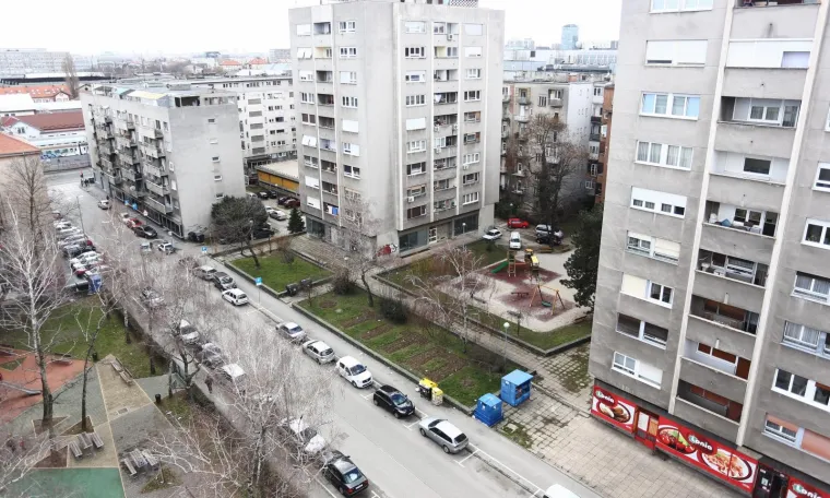 U zagrebačkoj ulici kneza Domagoja ispred stambenih zgrada na zelenoj povr&scaron;ini stoji natpis "TITO".