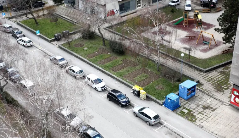 U sredi&scaron;tu Zagreba netko od stanara održava zelenu povr&scaron;inu tako da tvori natpis 'TITO'