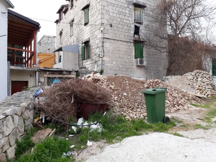 Pogledajte kako izgleda najpoznatiji splitski kvart pred turističku sezonu: smeće i divlja gradnja razljutili građane