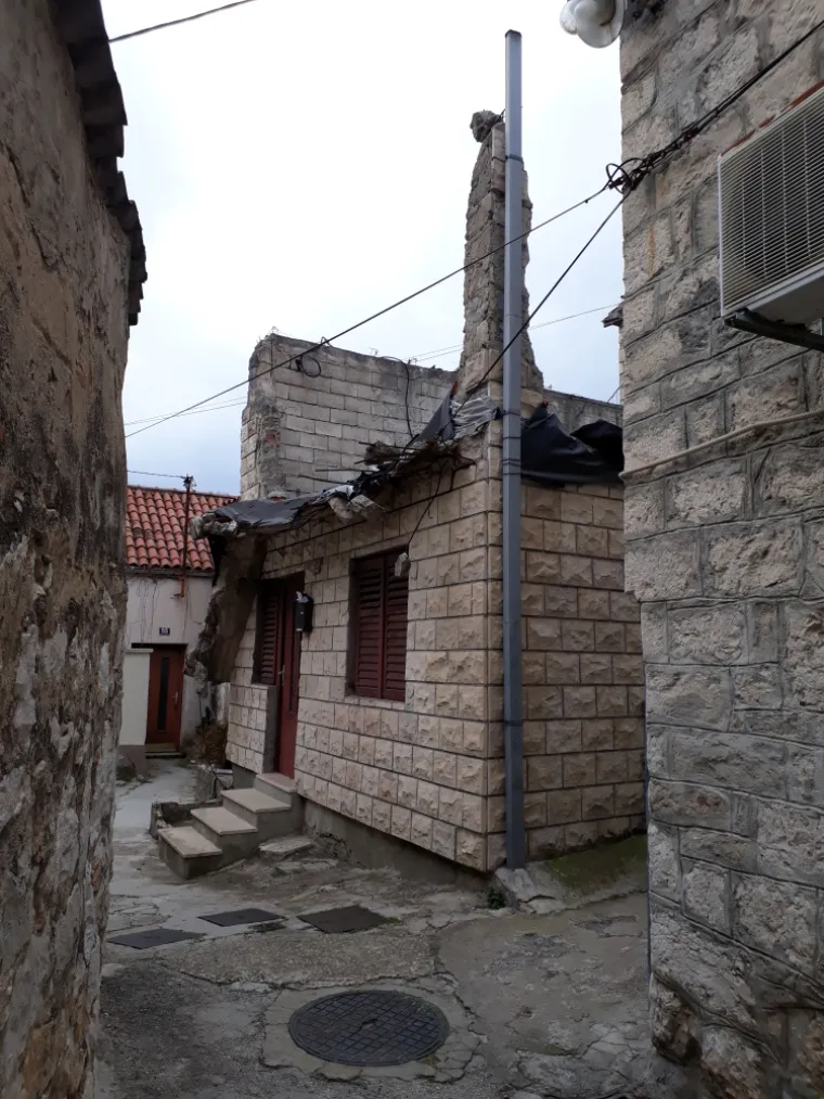 Pogledajte kako izgleda najpoznatiji splitski kvart pred turističku sezonu: smeće i divlja gradnja razljutili građane