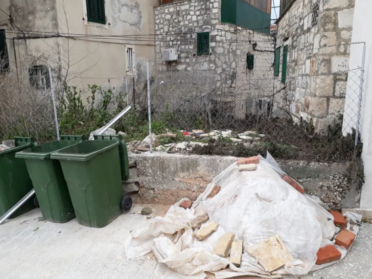 Pogledajte kako izgleda najpoznatiji splitski kvart pred turističku sezonu: smeće i divlja gradnja razljutili građane