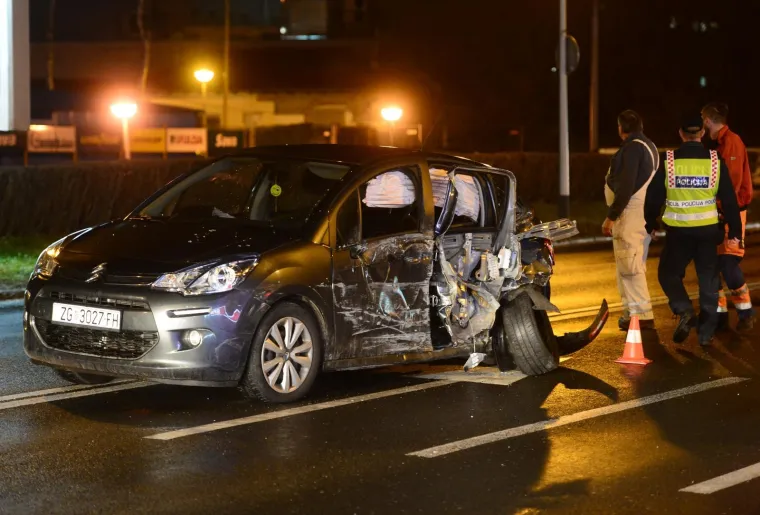 Sudar autobusa i osobnog automobila na križanju Aleje Bologne i Gospodske ulice