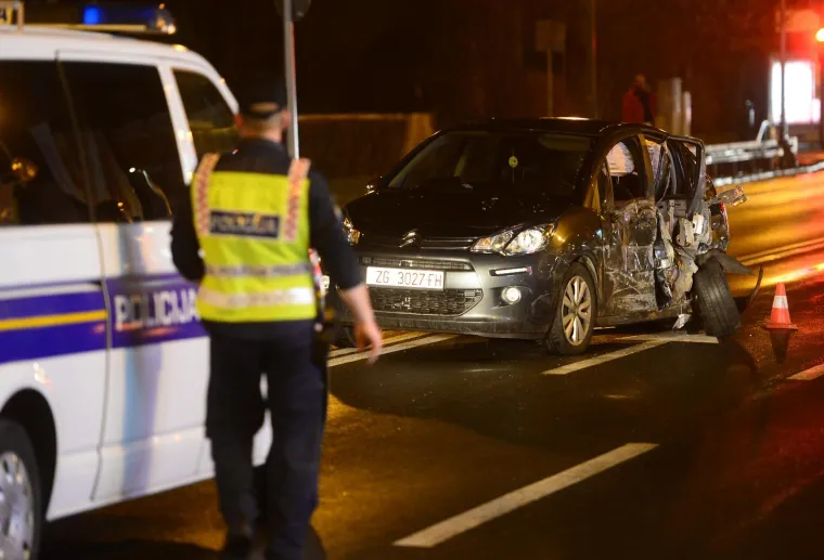 Sudar autobusa i osobnog automobila na križanju Aleje Bologne i Gospodske ulice