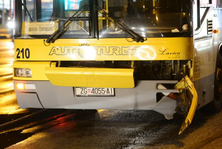 Sudar autobusa i osobnog automobila na križanju Aleje Bologne i Gospodske ulice