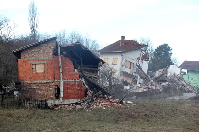 Hrvatska Kostajnica: u odronu stijene potpuno uni&scaron;teno sedam kuća