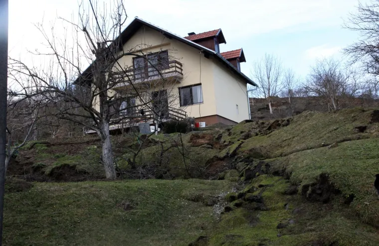 Hrvatska Kostajnica: u odronu stijene potpuno uni&scaron;teno sedam kuća