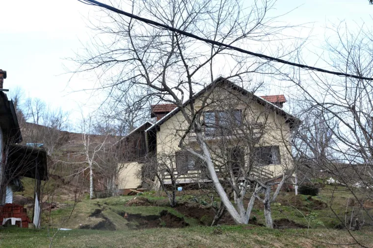 Hrvatska Kostajnica: u odronu stijene potpuno uni&scaron;teno sedam kuća