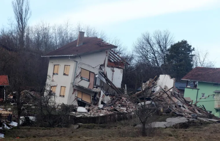 U ODRONU STIJENE POTPUNO UNIŠTENO SEDAM KUĆA: Premijer Plenković obišao poplavljena područja u Hrvatskoj Kostajnici