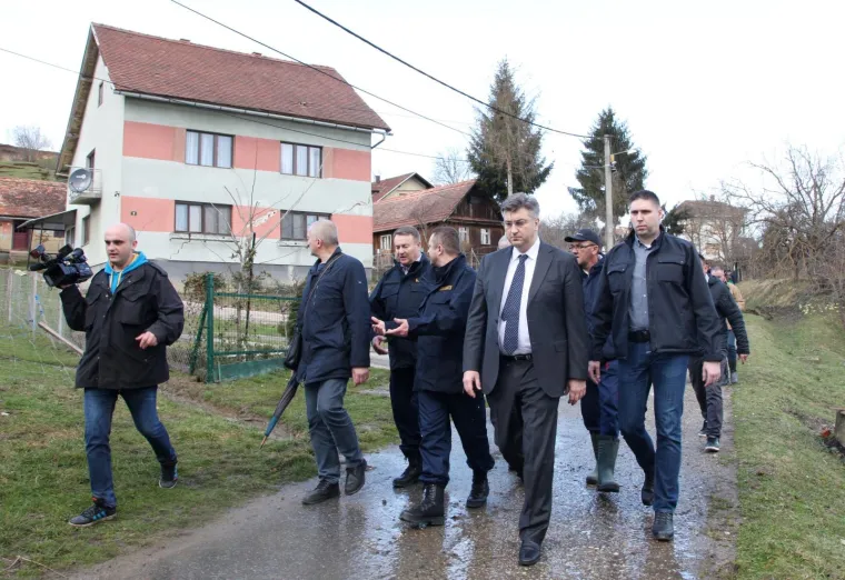 U ODRONU STIJENE POTPUNO UNIŠTENO SEDAM KUĆA: Premijer Plenković obišao poplavljena područja u Hrvatskoj Kostajnici