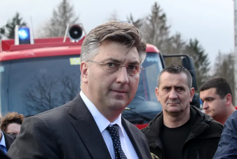 Premijer Andrej Plenković sudjelovao je na sastanku Kriznog stožera te je obišao poplavljena mjesta.