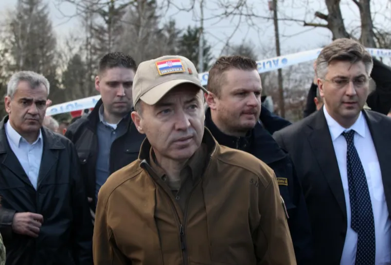 Hrvatska Kostajnica - Zbog nabujale rijeke Une proglašeno je izvanredno stanje obrane od poplava. Uz pomoć vojnih i vatrogasnih postrojbi građani se pripremaju za vrhunac vodenog vala. Ministar Damir Krstičević.