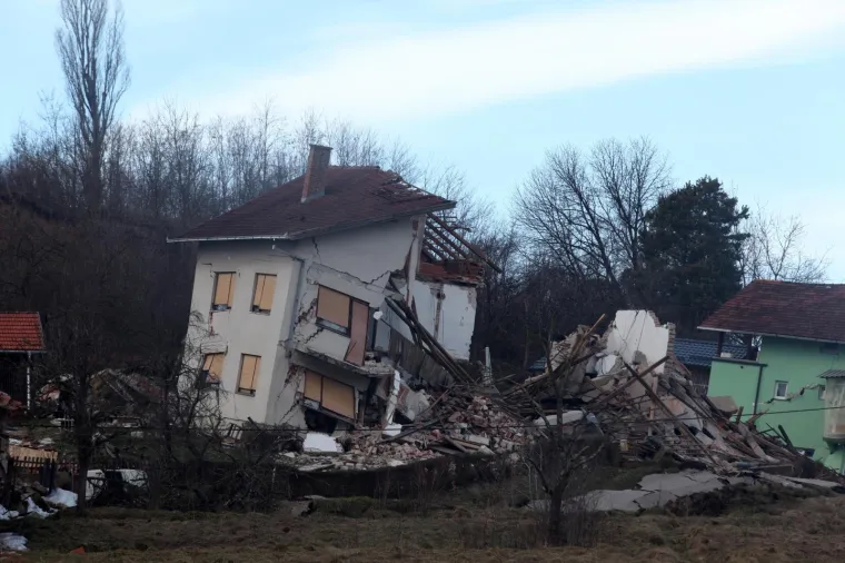 U ODRONU STIJENE POTPUNO UNIŠTENO SEDAM KUĆA: Premijer Plenković obišao poplavljena područja u Hrvatskoj Kostajnici