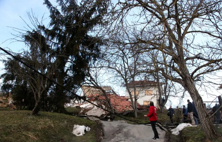 U ODRONU STIJENE POTPUNO UNIŠTENO SEDAM KUĆA: Premijer Plenković obišao poplavljena područja u Hrvatskoj Kostajnici
