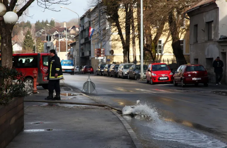Hrvatska Kostajnica - Zbog nabujale rijeke Une progla&scaron;eno je izvanredno stanje obrane od poplava. Uz pomoć vojnih i vatrogasnih postrojbi građani se pripremaju za vrhunac vodenog vala.