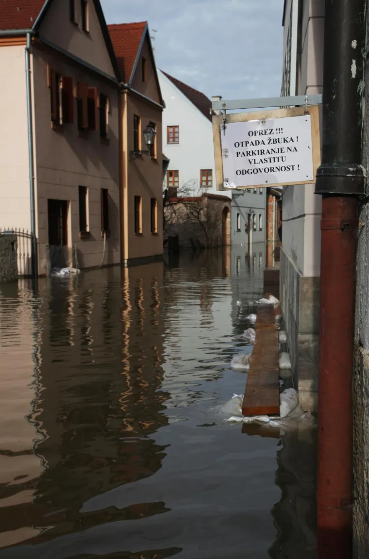 POPLAVA U HRVATSKOJ KOSTAJNICI: Una poplavila ulice i kuće
