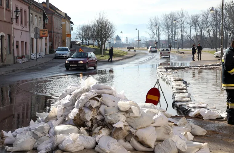 POPLAVA U HRVATSKOJ KOSTAJNICI: Una poplavila ulice i kuće