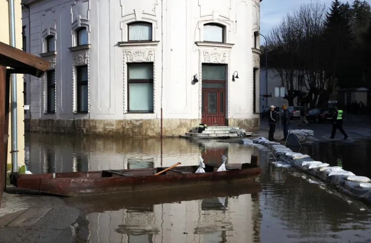 POPLAVA U HRVATSKOJ KOSTAJNICI: Una poplavila ulice i kuće