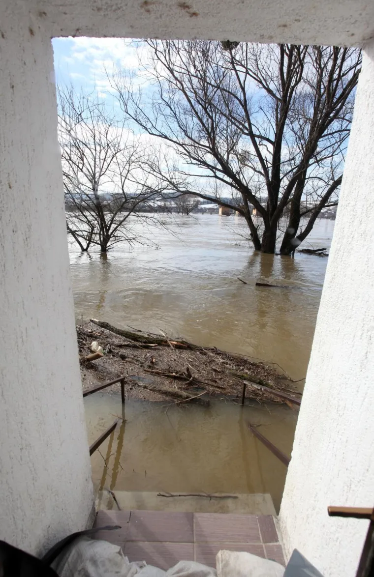 POPLAVA U HRVATSKOJ KOSTAJNICI: Una poplavila ulice i kuće