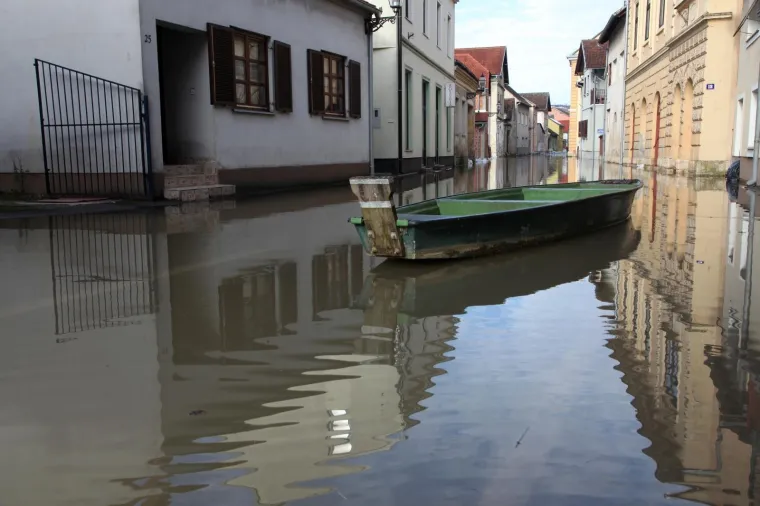 POPLAVA U HRVATSKOJ KOSTAJNICI: Una poplavila ulice i kuće