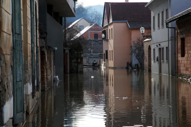 POPLAVA U HRVATSKOJ KOSTAJNICI: Una poplavila ulice i kuće