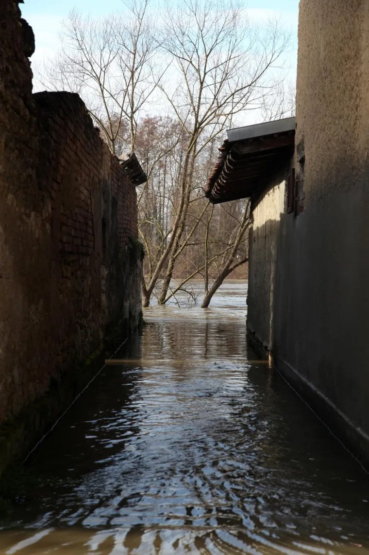 POPLAVA U HRVATSKOJ KOSTAJNICI: Una poplavila ulice i kuće