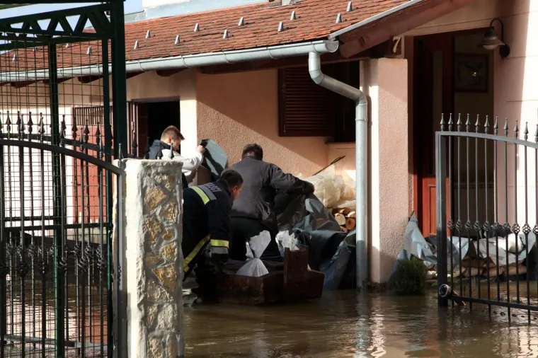POPLAVA U HRVATSKOJ KOSTAJNICI: Una poplavila ulice i kuće