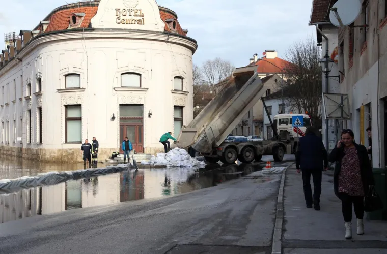 POPLAVA U HRVATSKOJ KOSTAJNICI: Una poplavila ulice i kuće