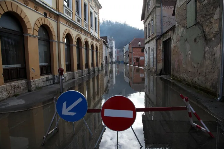 POPLAVA U HRVATSKOJ KOSTAJNICI: Una poplavila ulice i kuće