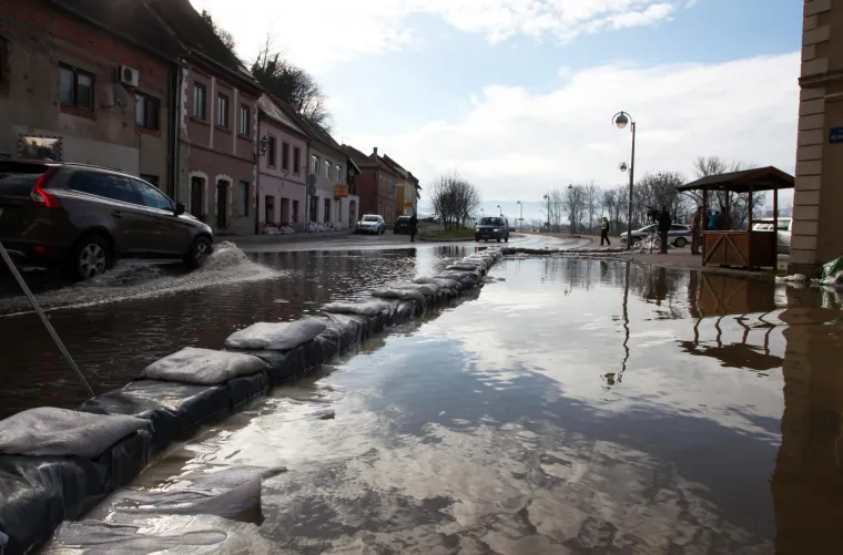 POPLAVA U HRVATSKOJ KOSTAJNICI: Una poplavila ulice i kuće