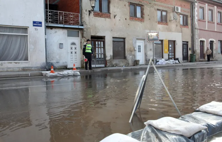 POPLAVA U HRVATSKOJ KOSTAJNICI: Una poplavila ulice i kuće