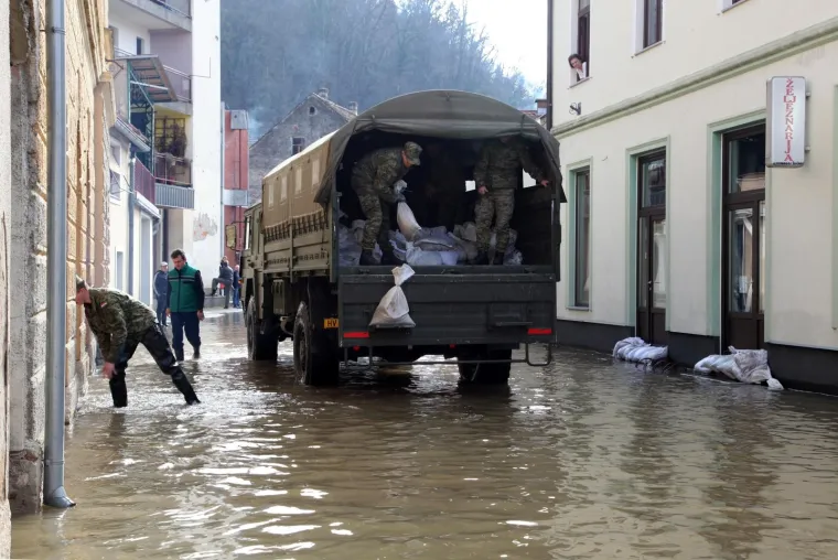 POPLAVA U HRVATSKOJ KOSTAJNICI: Una poplavila ulice i kuće