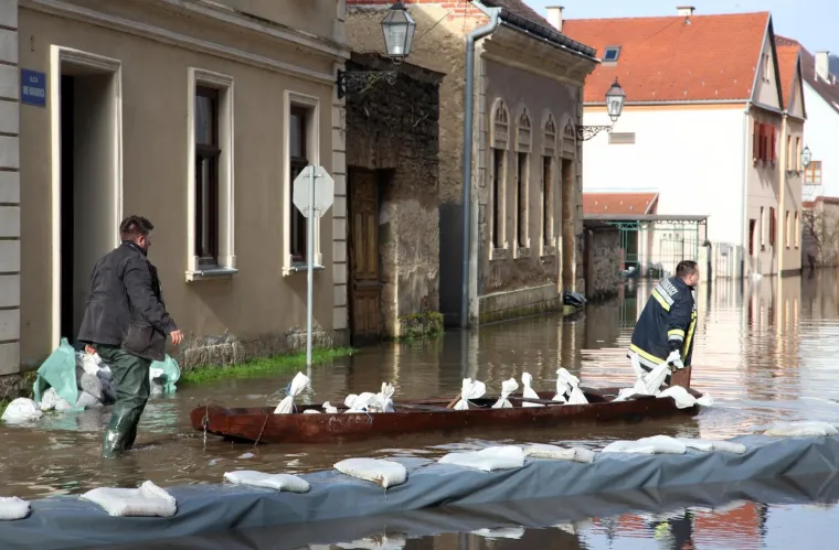 POPLAVA U HRVATSKOJ KOSTAJNICI: Una poplavila ulice i kuće