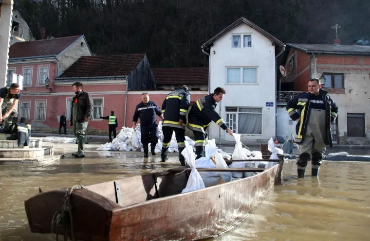 POPLAVA U HRVATSKOJ KOSTAJNICI: Una poplavila ulice i kuće