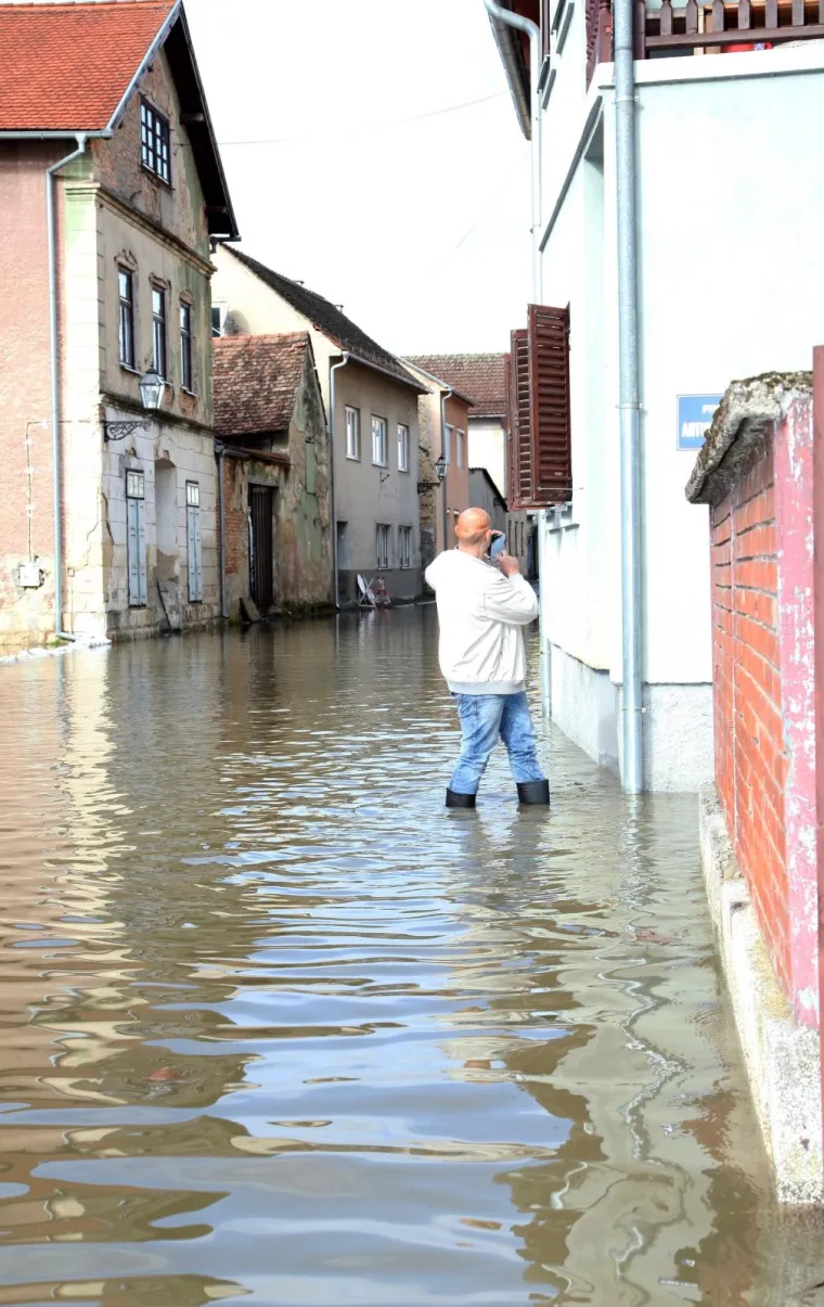 POPLAVA U HRVATSKOJ KOSTAJNICI: Una poplavila ulice i kuće