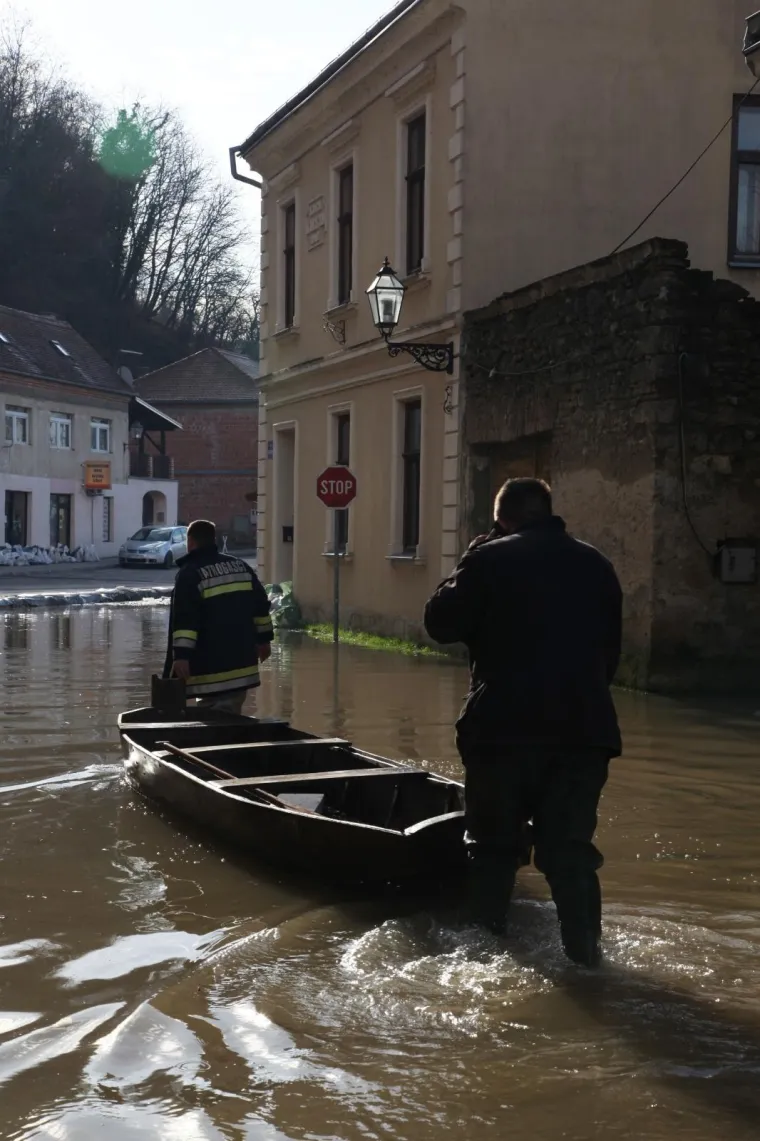 POPLAVA U HRVATSKOJ KOSTAJNICI: Una poplavila ulice i kuće