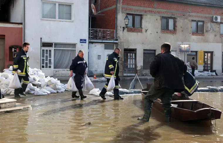 POPLAVA U HRVATSKOJ KOSTAJNICI: Una poplavila ulice i kuće