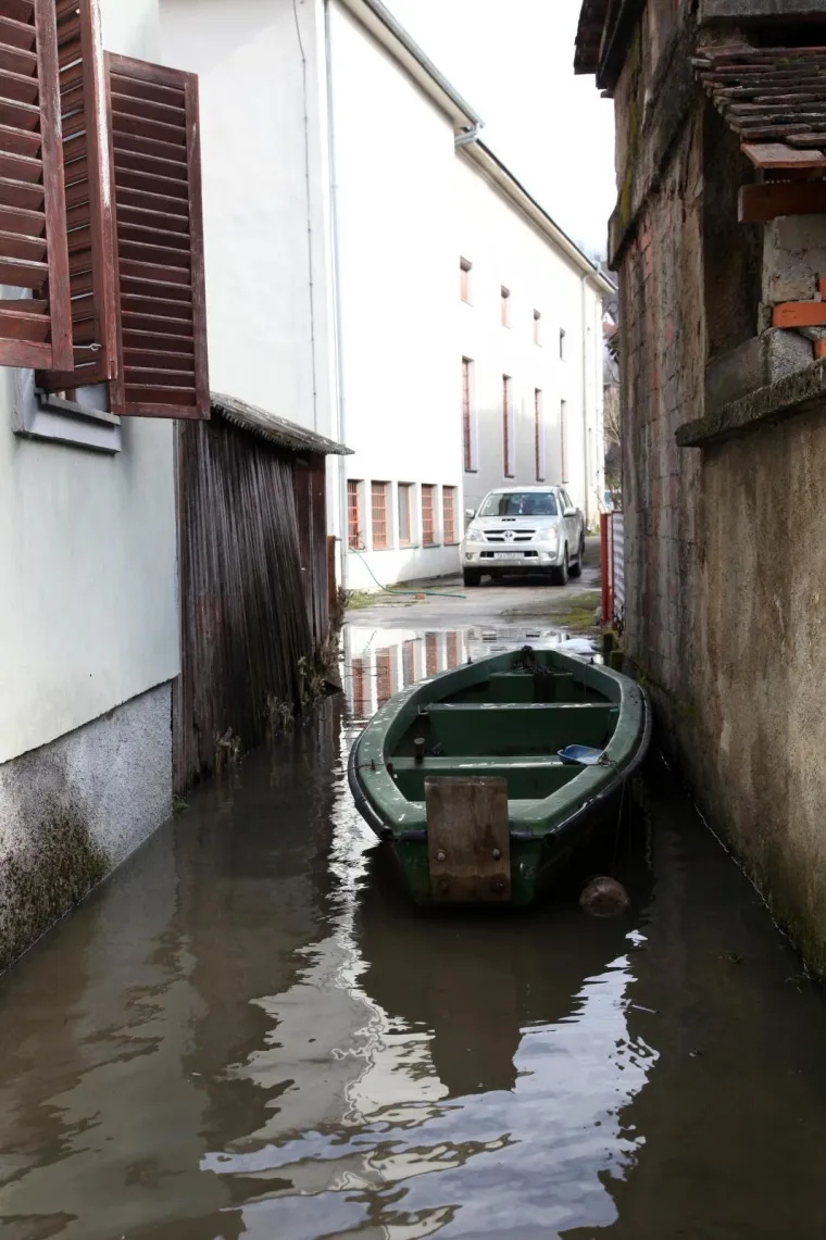 POPLAVA U HRVATSKOJ KOSTAJNICI: Una poplavila ulice i kuće