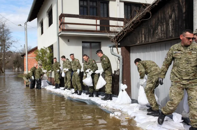 POPLAVA U HRVATSKOJ KOSTAJNICI: Una poplavila ulice i kuće