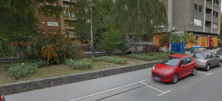 A ovako je ovaj zanimljiv travnjak u proljetno vrijeme uhvatio Google na svom Street Viewu.
